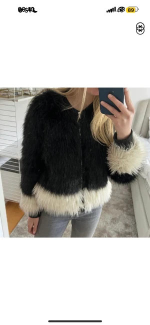 Päls jacka - Säljer denna jätte fina coola päls jackan som är köpt på Plick men säljer då jag köpt en ny.