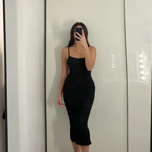 Klänning - Hej, säljer denna superhärliga klänningen från H&M som var ganska populär under sommaren. Använd endast en gång 