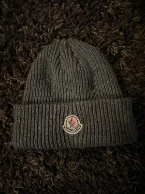 Moncler mössa - Köpt på tradera för 800kr därför vet jag ej om den är äkta eller inte. 