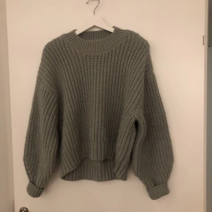 Stickad tröja - Sååå skön och mysig tröja i färgen grön från H&M, inköpt för ca 2 år sedan.  Storlek Small, men passar även Medium❤️ Tröjan är som ny!  Skriv gärna vid frågor😊 Köparen står för eventuella fraktkostnader ❤️