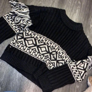 Stickad tjocktröja - Stickad tjocktröja med fransar på armarna! Oversized på mig som vanligt när storlek S/M