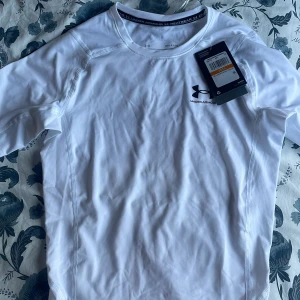 under armour tshirt - compression tshirt  strl S  300 kr men pris kan fortfarande diskuteras  
