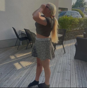 kjol - söker denna blommiga kjol så jag ej använder den längre 