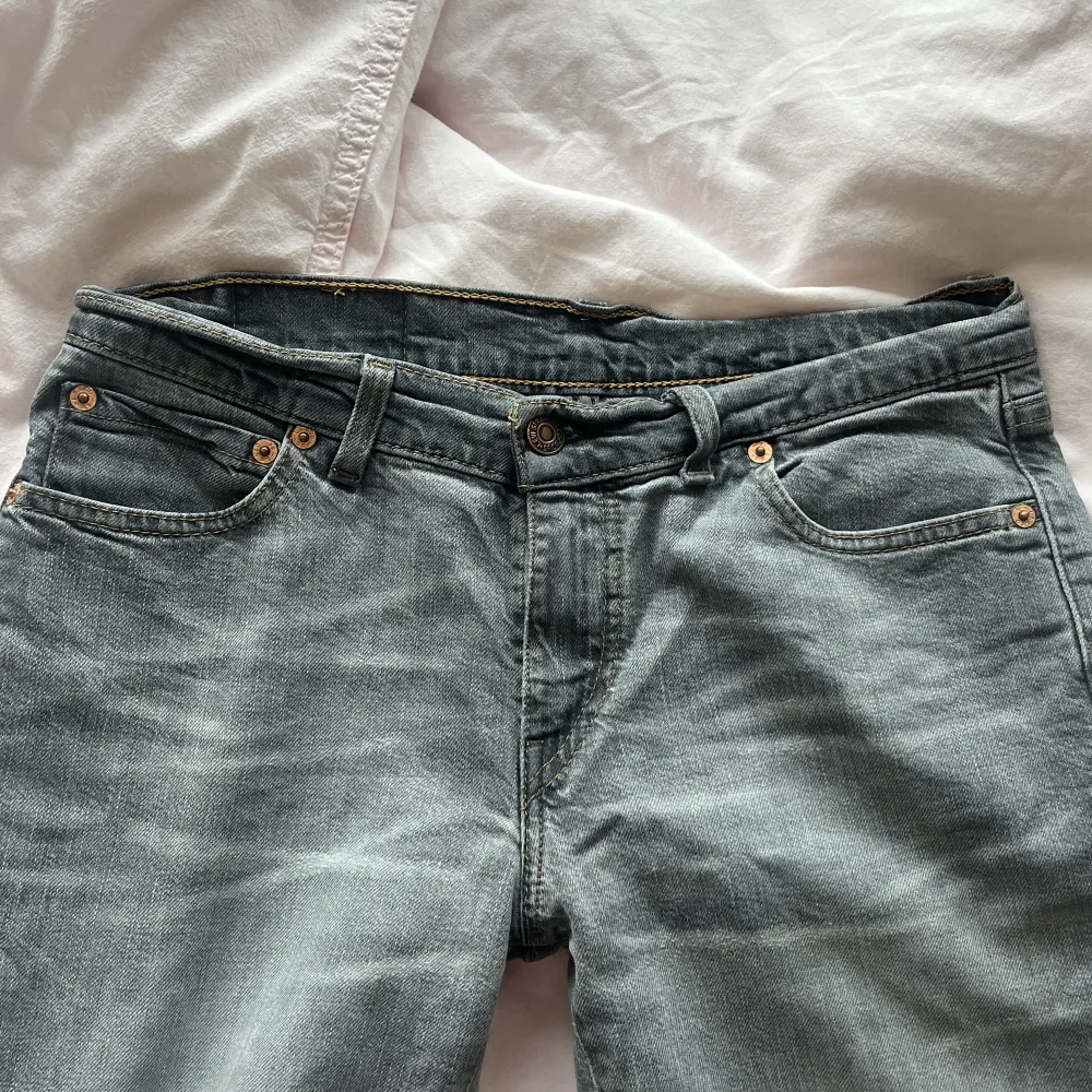 Vintage gråa, lågmidjade och utsvängda jeans från levis. Strl 31/32 men de gamla storlekarna är mycket mindre så skulle säga att de är i strl S. Modell 529. . Jeans & Byxor.