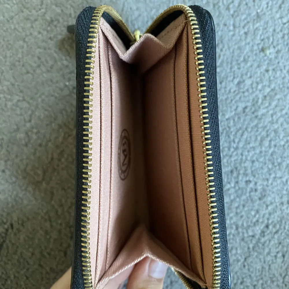 Knappt använd plånbok i nyskick. Värd 800kr säljer för 400kr 😊Köparen står för ev. frakt!🫶🏽. Övrigt.