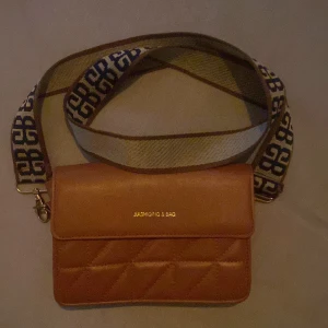 Väska - Säljer denna väskan som inte kommer till nån användning alls. Jättefin brun väska.