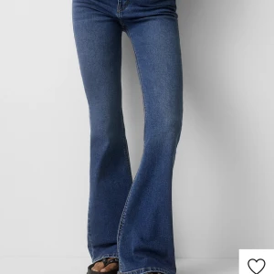 Jeans från Pull and bear - Säljer helt nya med prislapp kvar då dom var förstora ❤️