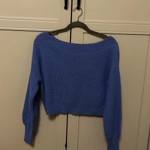 Offshoulder stickad cropptop - Passar dig som har S. Använd några gånger, men i god skick.