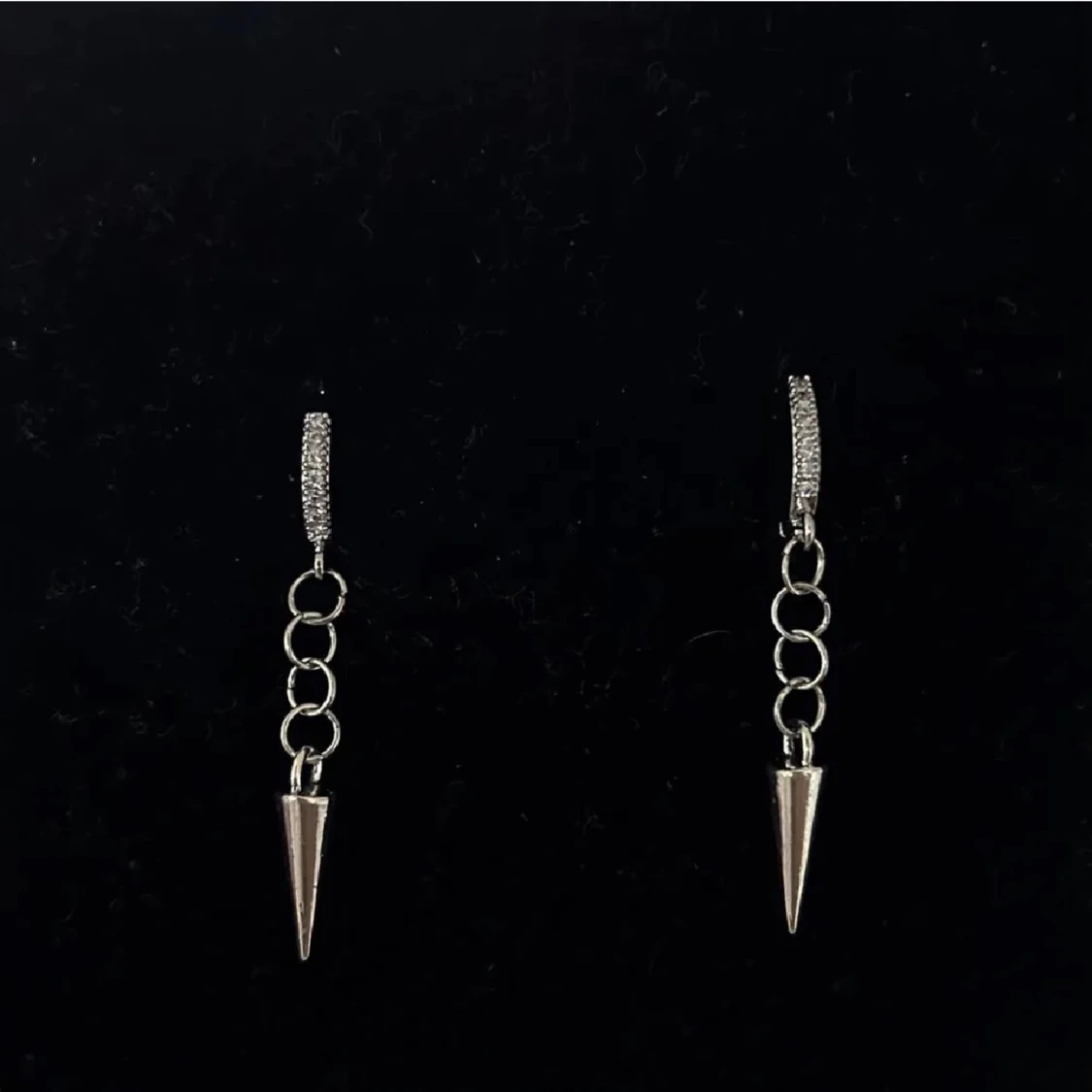 Hängande spik örhängen