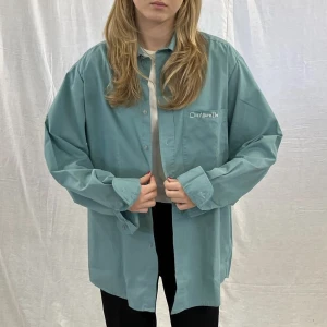 Grön skjorta  - Grön skjorta köpt secondhand, finns att köpa på instagram ”One More Use” som är mitt UF företag 🦋