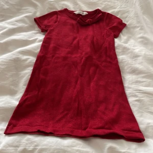 Klänning - Fint skick! Glittrig stickad klänning.