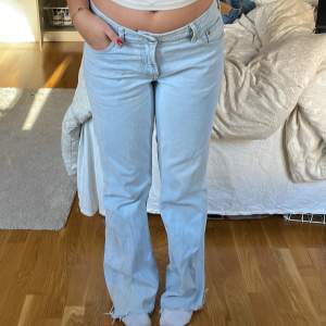 Säljer dessa fina lågmidjade jeans från hm då de inte kommit till användning. Storlek 38. En fläck längst ner på högra benet, inget som märks. Säljer för 200 + frakt.  Dm för fler bilder & frågor!💕 