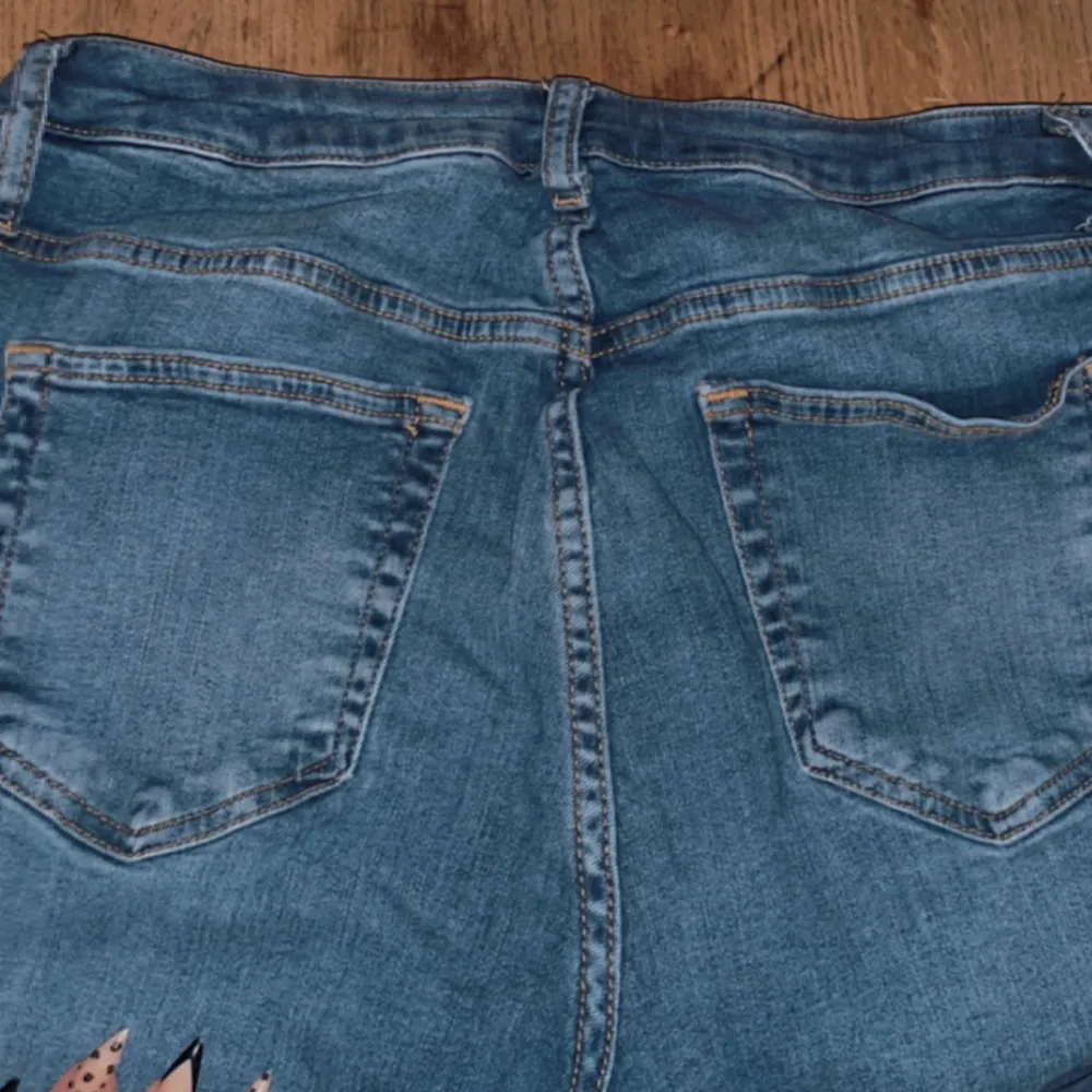 Snygga bootcut jeans i bra skick.. Jeans & Byxor.