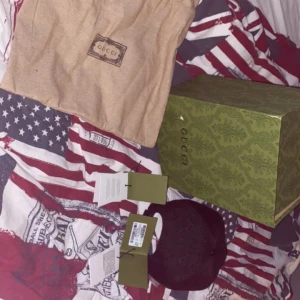 Gucci keps storlek M - Köpte denna för 2 månader sen men nu väntas vintern så vill hellre ha nån mössa. Givetvis äkta, låda o allt dedär ingår som ni ser på bilden. Storlek M, i nyskick då jag användt den ibland och nästan helt ny. 