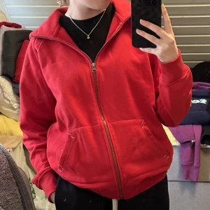 Röd hoodie - Storlek L men sitter bra på mig med XS, men skulle passa en M/L också om man vill ha den tajt