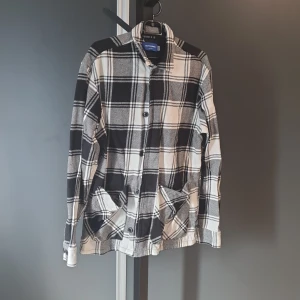 Jack & Jones Tunn jacka - Jack & Jones JORFINN - Tunn jacka - cloud dancer  Tunnare jacka/skjorta som används under början och slutet av sommarn. 