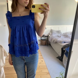 Blå mönstrad blus med volanger - Säljer denna blåa blus 💙💙 köpt för cirka 1,5 år sedan och aldrig använt sedan dess. Helt i nyskick!