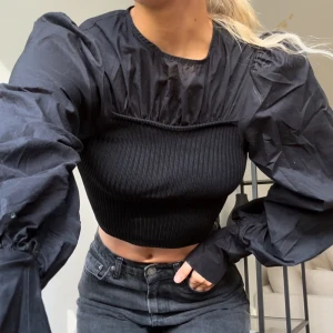 Tröja - Tröja som liknar oversized skjorta/blus i ”korsett” från Ginatricot. Knappt använd så som ny!