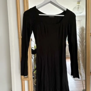 Svart klänning basic - Säljer pga den inte kommer till användning.  Kort klänning i mysigt material, perfekt till hösten!