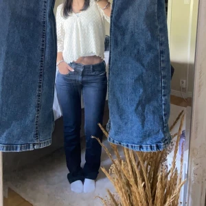 Lågmidjade jeans  - Säljer ett par jätte snygga lågmidjade jeans😍 sitter som en smäck och kommer ifrån diesel!! Storlek XS-S skulle jag nog säga❤️ innebenslängden är 32 och runt midjan 28. Skriv ifall ni har fler frågor❤️