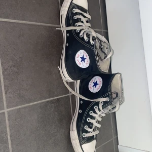 Converses skor - Mina favorit skor🫶🏽🫶🏽 men säljer pga dom e för små för mig. Köpte dom för 900 och säljer för 200kr