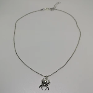 Halsband  - Halsband som är gjort/designat av mig. Det är nytt/oanvänt. Längd: Ca 38,5 cm + ca 4,5 cm extra länk. (frakt: 15 kr för frimärke) 