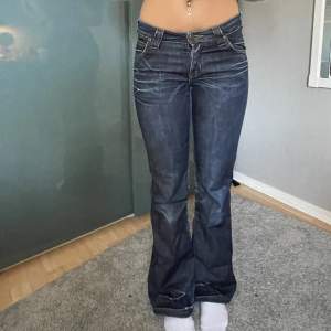 Jätte fina jeans som tyvärr är för små för mig