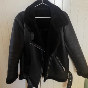 Läderjacka Zara - Höst/vinterjacka från Zara. Har tyvärr inga bilder på då jackan är för liten för mig, knappt använd så väldigt bra skick☺️ Pris kan diskuteras!