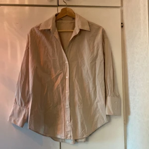 Skjorta  - Oversized skjorta från Zara i storlek 36  (men passar även 38) 