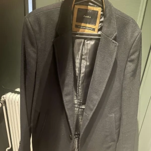 Svart Rock från zara - Använd ett fåtal gånger så är i mycket bra skick. Köpt på zara för 1250kr men kommer inte till användning. Skriv i dm innan köp☺️