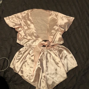 Pyjamas set - Superskönt material & använd bara några fåtal gånger ❤️