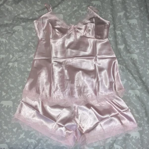 Rosa pyjamas set - super fin och skön pyjamas. Säljer då de var för stora. Endast testat så är i ny skick! Kim också järna med pris förslag och är öppen för byte💗Har et litet typ riv märke på baksidan av linne som man kanske ser på bild tre men är liten så det knappt märks💕