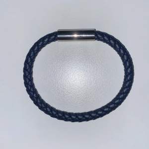 Sjukt snyggt blått läderarmband som sätts fast med en magnet cirka 20 cm