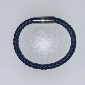 Blått läderarmband  - Sjukt snyggt blått läderarmband som sätts fast med en magnet cirka 20 cm