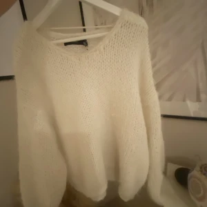 Stickad tröja - Säljer denna fina virkade/stickade tröjan från vero Moda. Den är sparsamt använd och köpt i somras. Skicket är frf väldigt fina och den har inga defekter som fläckar eller annat❤️❤️Pris kan diskuteras 