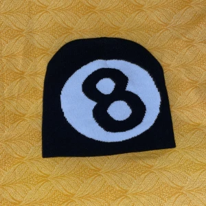 8 Ball Beanie  - Riktigt fett möss med en stor 8 på framsidan som passar alla och allt. Plus är den Aldrig Använd…