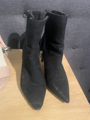 Svarta hm klackar  - Supersköna och snygga klackar perfekt till höstoutfiten