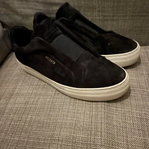 Axel arigato skor - Säljer dessa arigato skor som är i extremt bra skick. Strl 42 kan passa 43 färg navy. Hör av dig om du har nån fråga eller så😃