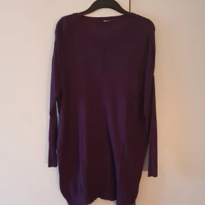 Lång lila kofta  - Lång lila kofta från GinaTricot storlek Medium  Använt gott skick  150kr 