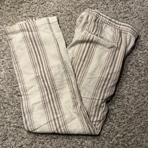 HM Linnebyxor - Linnebyxer från hm. I princip oanvända då de är lite för små och har inga defekter. Storlek är XL och passar som sagt lite litet på mig (är 191 cm) så kanske passar bättre på någon runt 180-185 cm. Pris kan diskuteras.