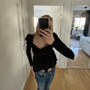 Blus med puffärm  - Jättefin svart blus med puffärm och babydollform! Sitter så fint och är knappt använd. Köpt på Gina tricot i Köpenhamn. Skriv gärna för fler bilder eller annan information❤️
