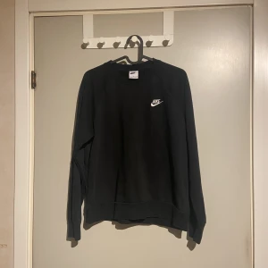 Nike sweatshirt  - Säljer min Nike sweatshirt då jag rensat garderoben lite, använt skick men fortfarande väldigt fin