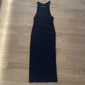 Svart klänning från Zara i storlek M - Köparen står för frakten - Inga returer - Betalning via köp direkt 