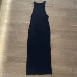 Svart klänning från Zara i storlek M - Köparen står för frakten - Inga returer - Betalning via köp direkt 
