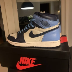 Jordan 1 Obsidian - Jordan 1or obsidian, använda men fortfarande i fint skick🙏 Köpta från SNS, kvitto finns.