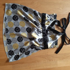 Halternecklinne - Silkigt tyg.