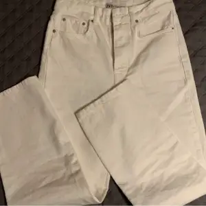 Vita jeans fran Zara. Ny skick endast testade för att fota till anonsen, nypris 299kr. För fler frågor eller bilder skriv privat🤍