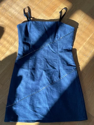 Glittrig Jeans Klänning - Jätte fin Jeans klänning med paljetter/glitter 😚