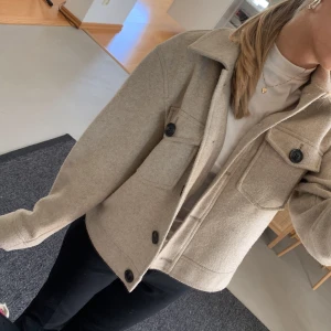 Kort kappa - En beige höst/vår jacka från Vero Moda 