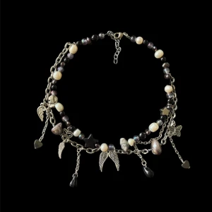 Handgjort halsband  - Ett handgjort halsband med sötvattenpärlor och silvriga detaljer. Förlängningskedja finns på:) Vid fler frågor, meddela mig:)